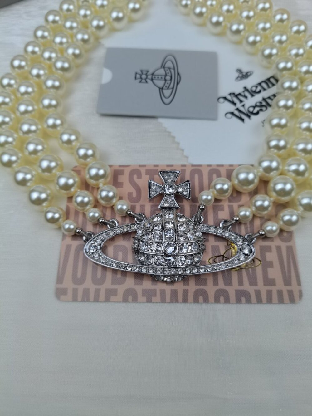Vivienne Westwood Three Row Pearl Silver Bas Relief Choker - Picture 2 of 8